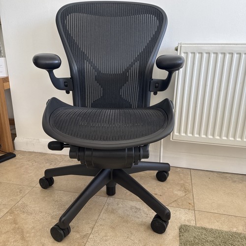 Herman miller aeron - chair, size